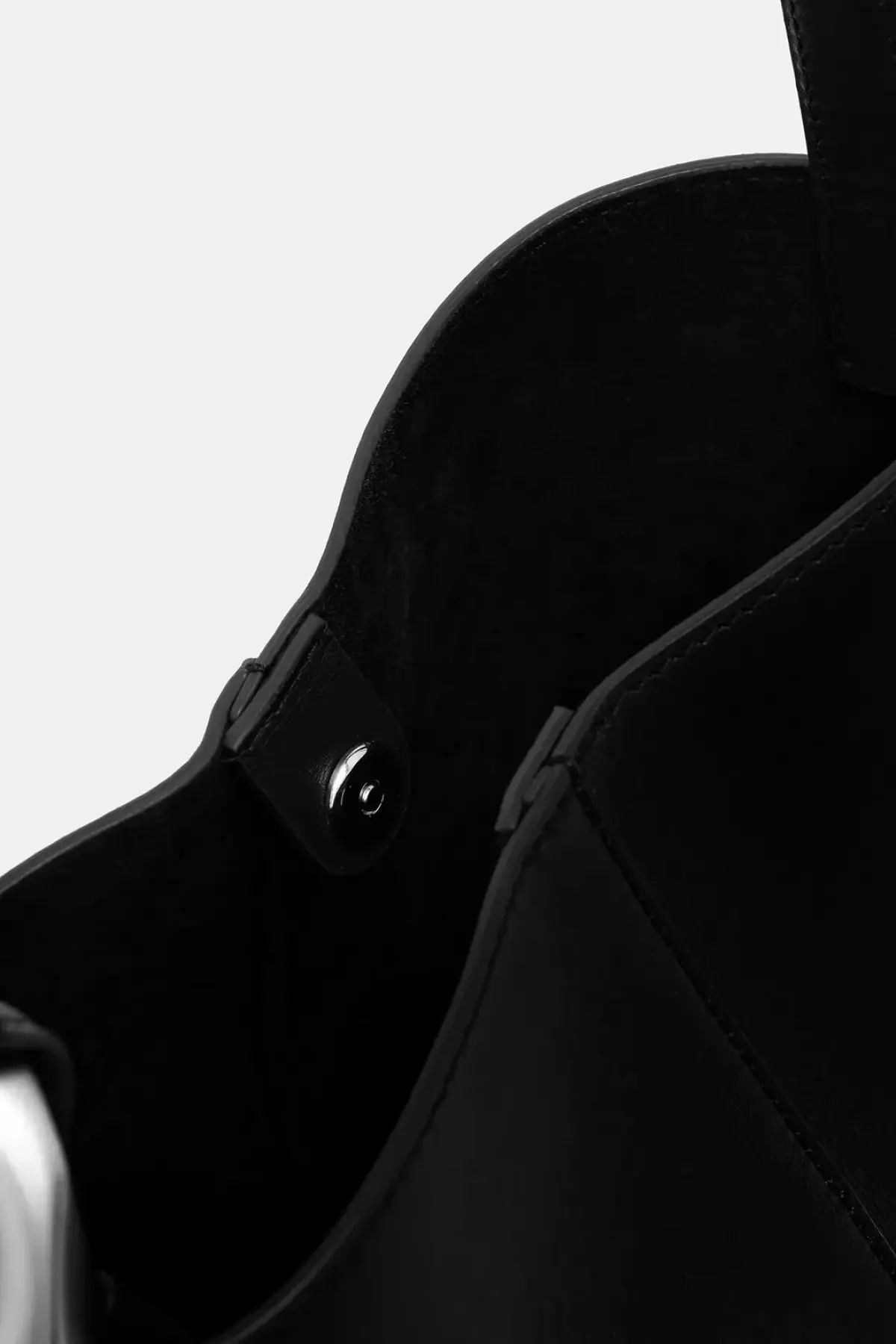 Кожаная сумочка JW Anderson The Jwa Corner Small Bucket цвет чёрный HB0741.LA0232
