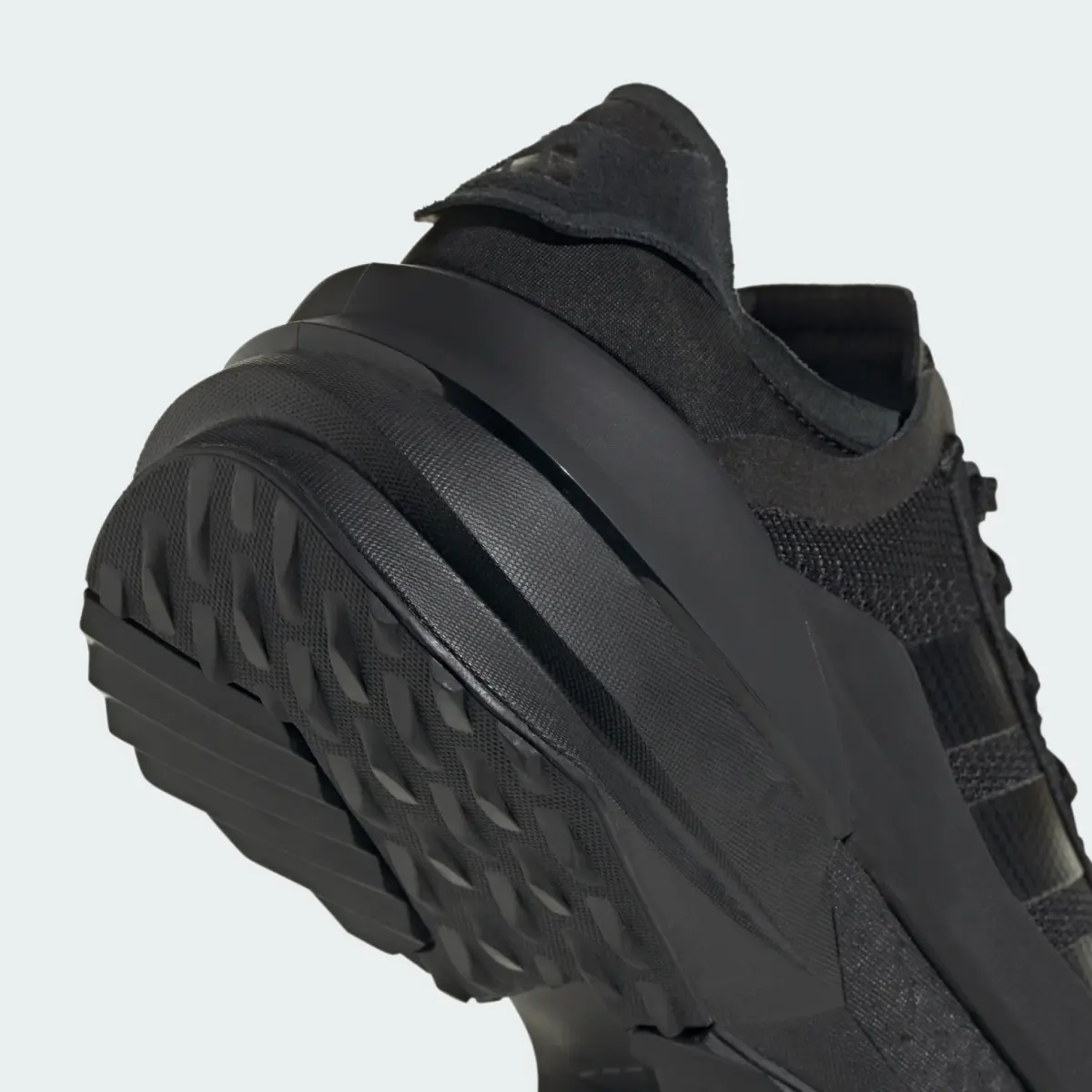 Кроссовки Adidas AvrynX