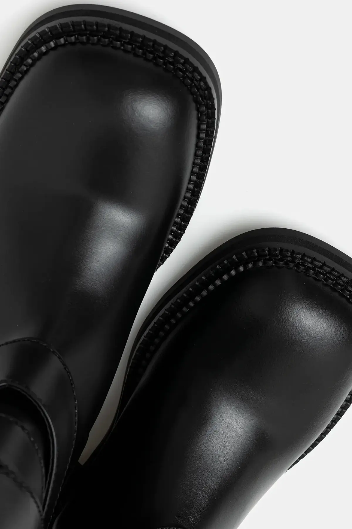 Кожаные сапоги Andersson Bell Layered Strap Boots цвет чёрный на плоском ходу