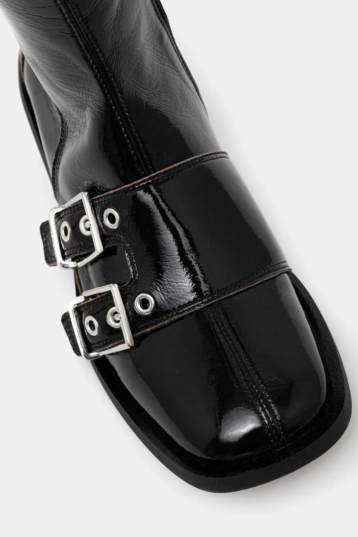 Сапоги GANNI Feminine Buckle High Boot Naplack цвет чёрный каблук кирпичик