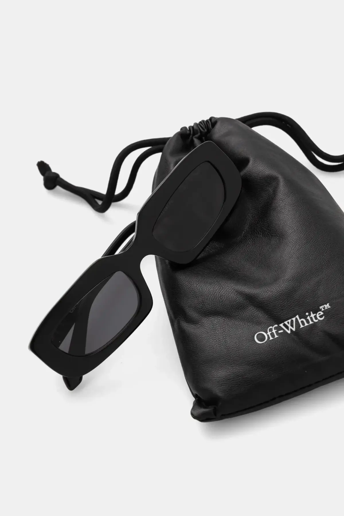 Солнцезащитные очки Off-White цвет чёрный OERI13C_521007