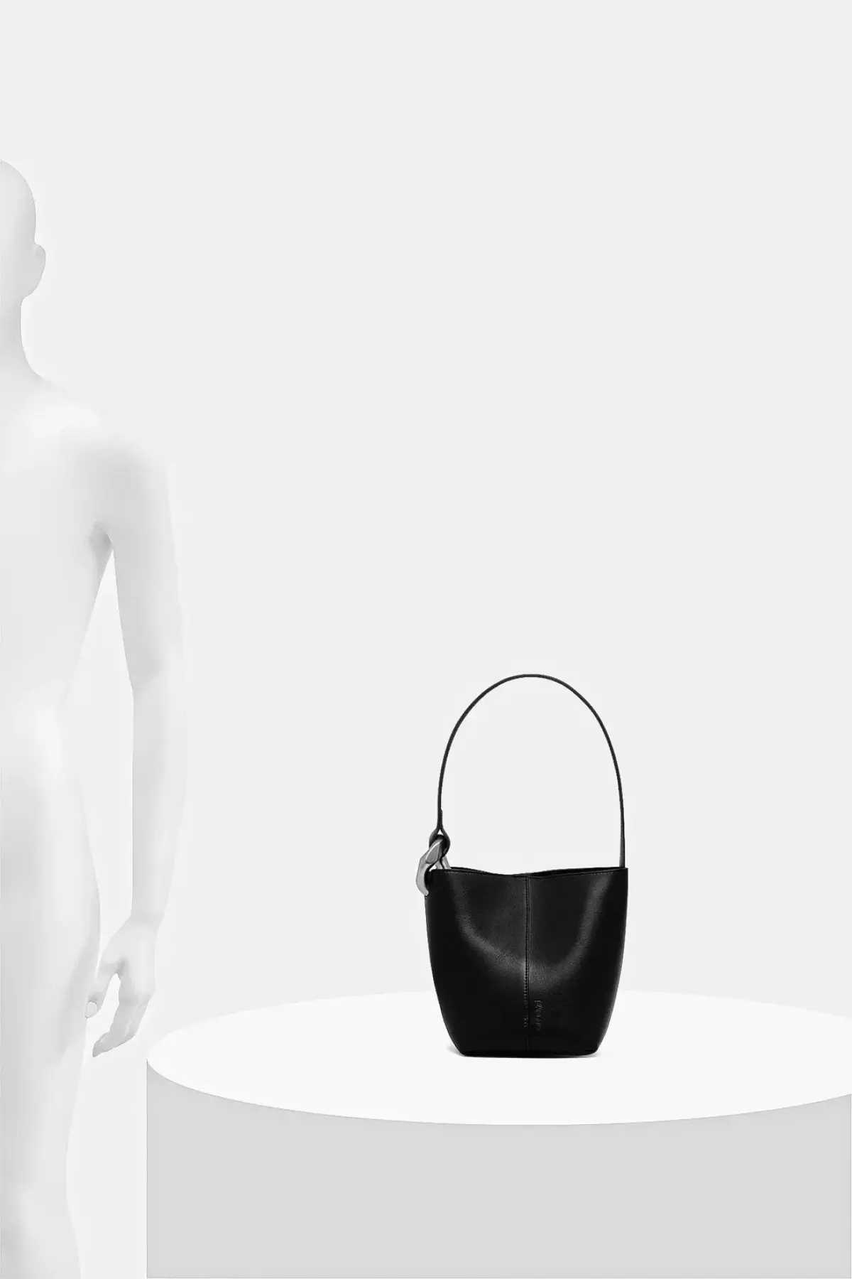 Кожаная сумочка JW Anderson The Jwa Corner Small Bucket цвет чёрный HB0741.LA0232