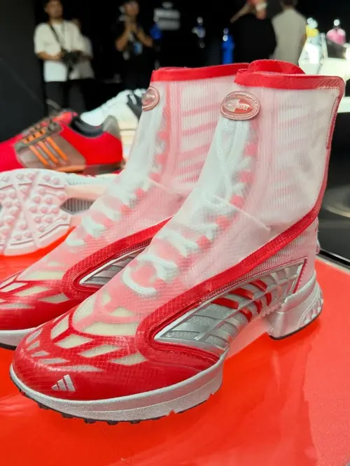 Adidas продолжает феерить в Китае