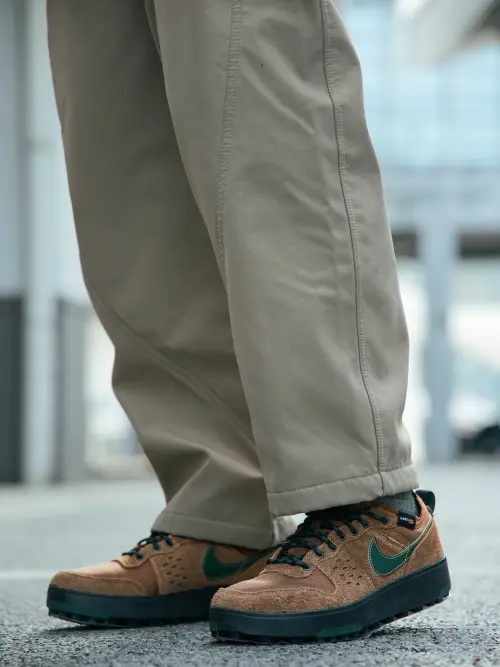 Ретро-рабочий стиль с Nike City Premium