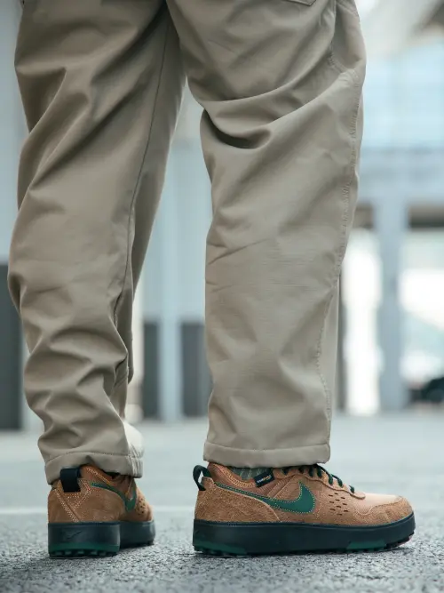 Ретро-рабочий стиль с Nike City Premium