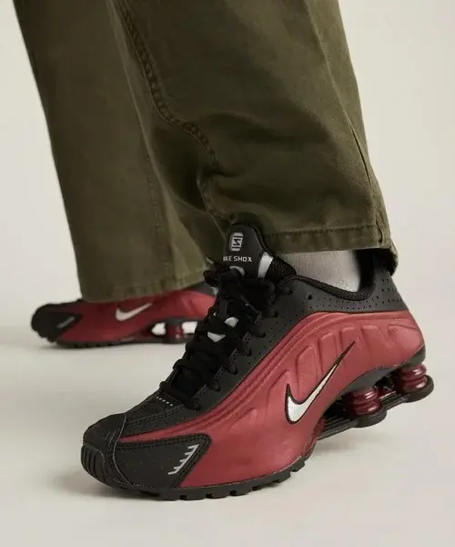 Техно-ренессанс: Почему Nike Shox R4 снова диктуют моду