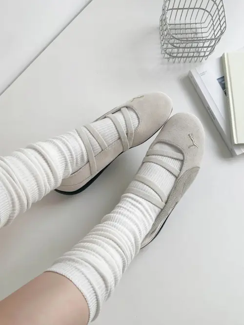 Не балетки, не кеды, не мюли — что‑то посередине, и почему‑то именно это сейчас все носят.