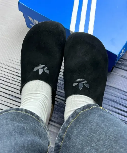 Adidas Adimule - это та редкая пара, которую хочется носить и дома, и «на люди».