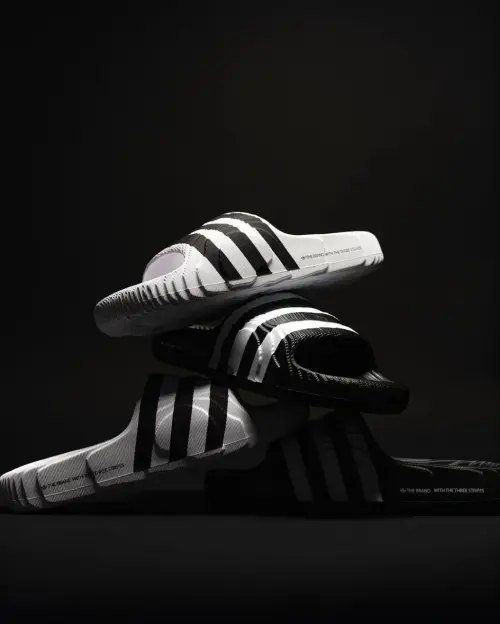 Adidas Adilette 22 — когда топографические карты Марса становятся шлепанцами.