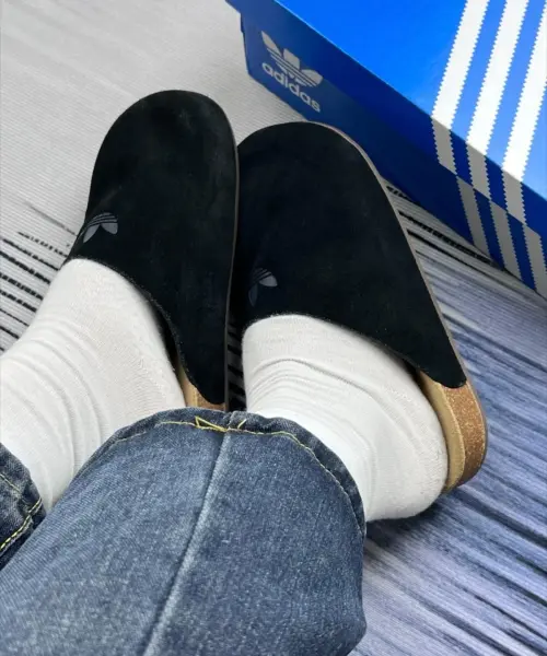 Adidas Adimule - это та редкая пара, которую хочется носить и дома, и «на люди».