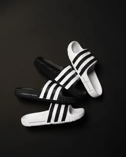Adidas Adilette 22 — когда топографические карты Марса становятся шлепанцами.
