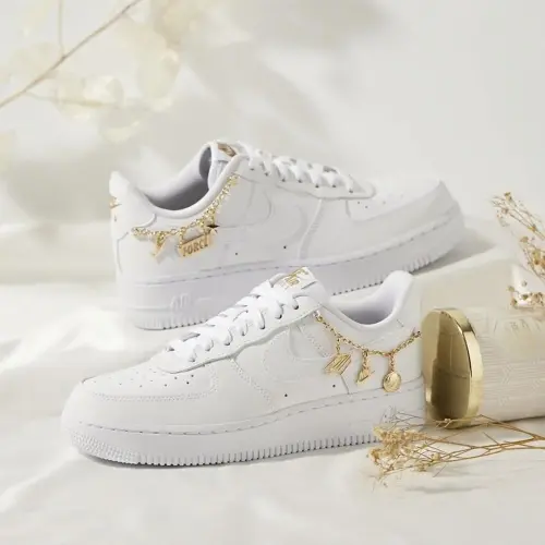 Белые AF1 у тебя уже есть. А вот белые Air Force 1 с маленьким золотым шкатулочным ритуалом — ещё нет. ✨
