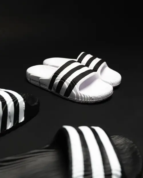 Adidas Adilette 22 — когда топографические карты Марса становятся шлепанцами.