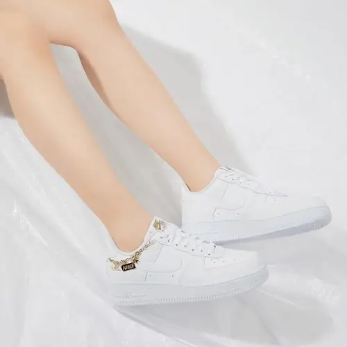 Маленькая золотая церемония каждое утро у двери с Nike Air Force 1 "Lucky Charms"