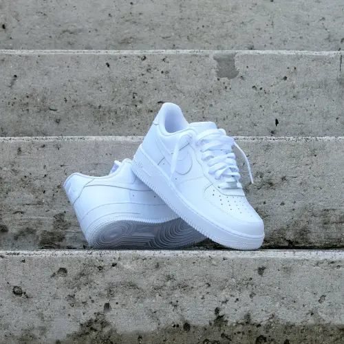Лестница как подиум: Nike Air Force 1 против грубого бетона