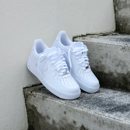 Лестница как подиум: Nike Air Force 1 против грубого бетона