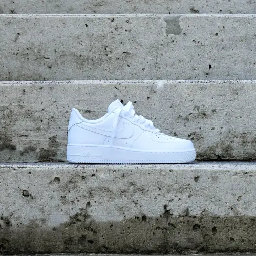 Лестница как подиум: Nike Air Force 1 против грубого бетона