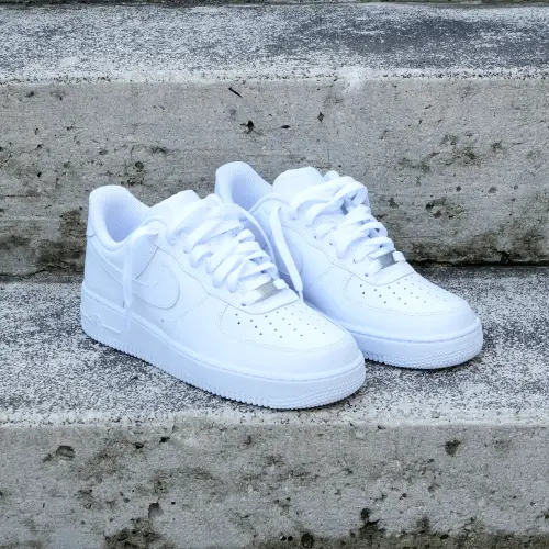 Лестница как подиум: Nike Air Force 1 против грубого бетона