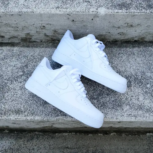 Лестница как подиум: Nike Air Force 1 против грубого бетона