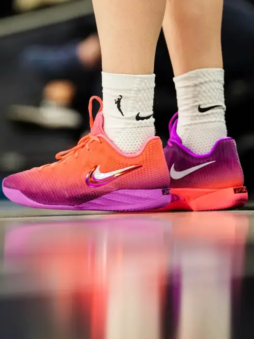 Кейтлин Кларк представила Nike Caitlin 1 «Berry Fade»