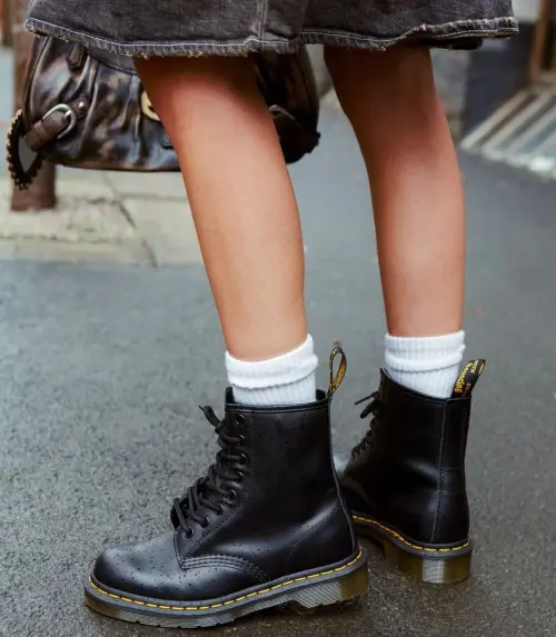 Осенний фаворит с характером: Dr. Martens 1460 на каждый день