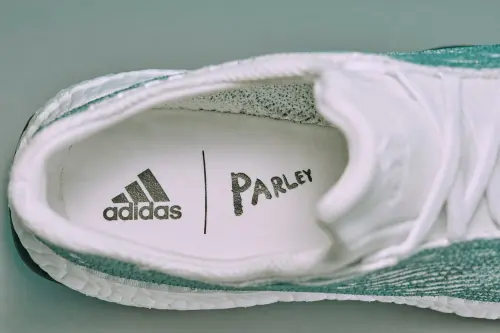 Как Adidas превращают пластиковые бутылки в обувь