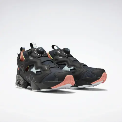 Обзор на Reebok Instapump Fury OG в стиле игровой консоли.