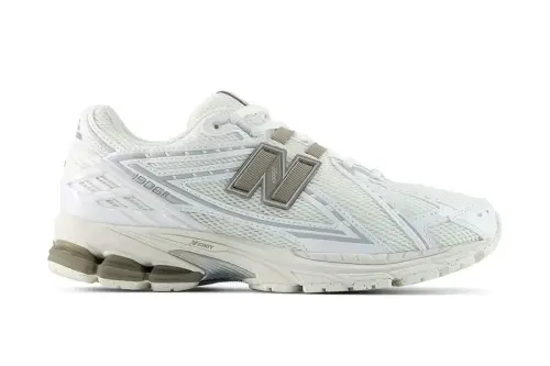 New Balance представляет кроссовки 1906R в свежем белом цвете