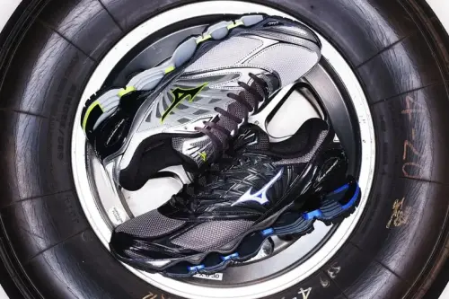 Mizuno Wave Prophecy LS в двух эксклюзивных расцветках от KICKS LAB