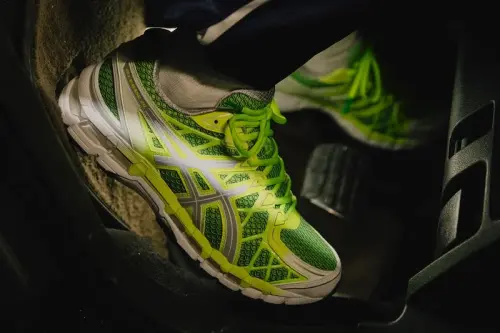 UP THERE и ASICS выпускают неоновые GEL-KAYANO 20 в цвете “Safety Yellow”