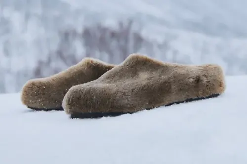 Birkenstock выпустил зимние версии Amsterdam Wrapped и Santa Clarita с овчиной