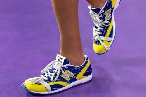 Miu Miu и New Balance переосмысливают RC150 со шнурками, завязанными на носке