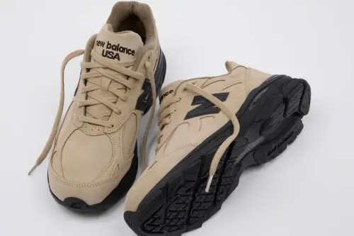 JJJJound переосмысливает New Balance 990v3: полностью замшевый верх