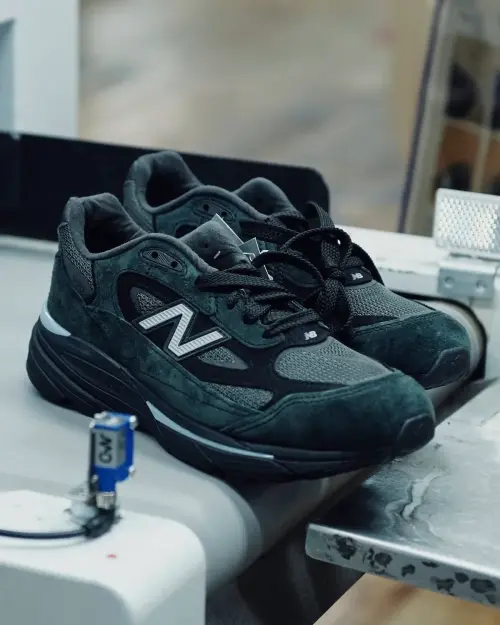 New Balance 990v7 «Black»: первый взгляд