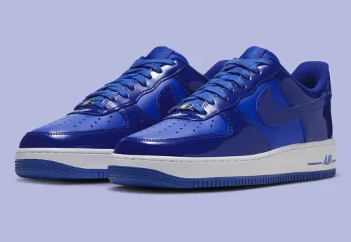 Nike Air Force 1 Low в синем лаке: двойной акцент