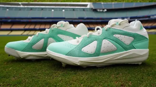 Кике Эрнандес дебютирует с мятными бутсами adidas BadBo 1.0 на стадионе Fenway