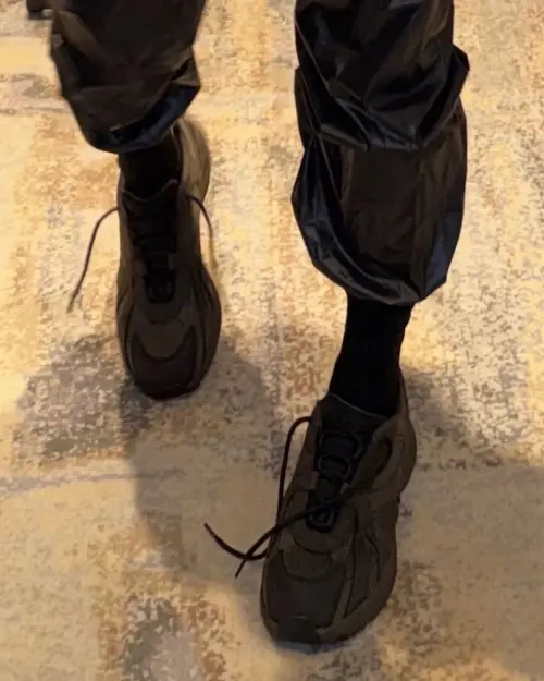 Ye представляет. Первый взгляд на кроссовки Yeezy 800