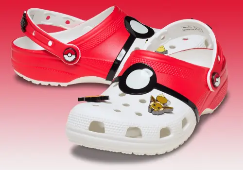 Pokémon продолжает празднование 30-летия коллаборацией с Crocs Classic Clog «Poké Ball»