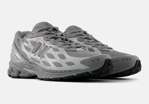 New Balance 1906W играет с потертыми металлическими оттенками