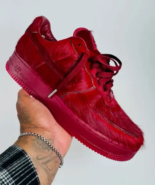 Супер-пушистые Nike Air Force 1 выходят в полностью красном цвете
