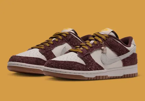 Баскетбольные подвески сопровождают замшевые Nike Dunk Low с ворсистой поверхностью