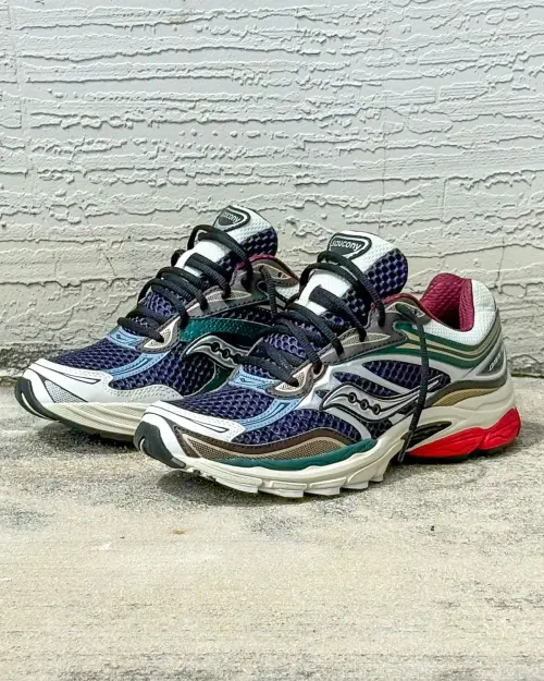 Популярная модель Saucony Progrid Omni 9 Tech Runner получила расцветку «Naval»
