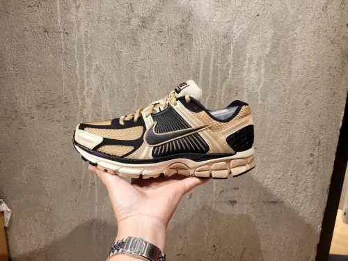 Nike Zoom Vomero 5  Nike Zoom Vomero 5