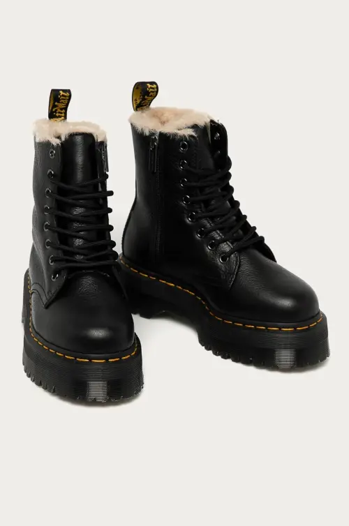 Кожаные полусапоги Dr. Martens 25637001 Jadon Fur Lined цвет чёрный на платформе с утеплением 25637001