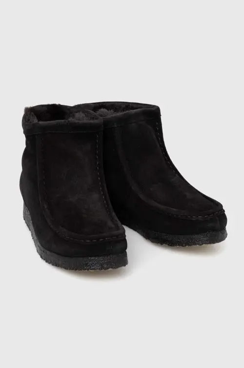 Замшевые ботинки Clarks Wallabee Hi женские цвет чёрный на плоском ходу с утеплением 26169534