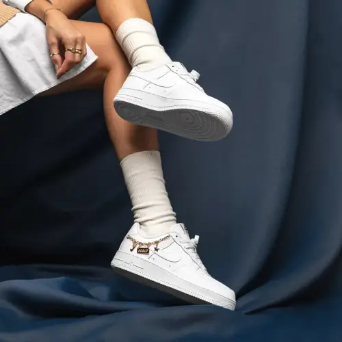 Кроссовки Nike WMNS AIR FORCE 1 07 LX