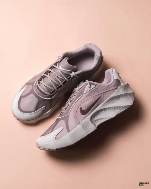 Кроссовки Nike WMNS AURA EDGE