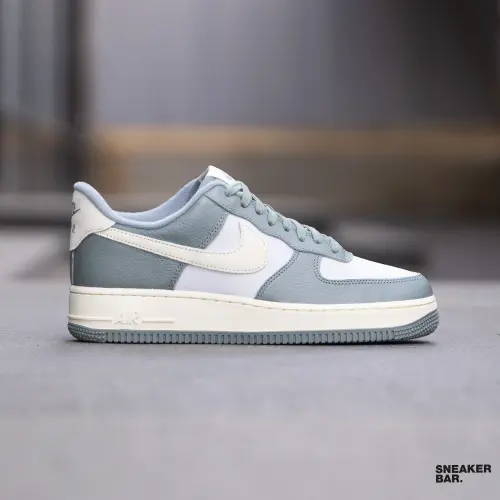 Nike Air Force 1 07 LX 