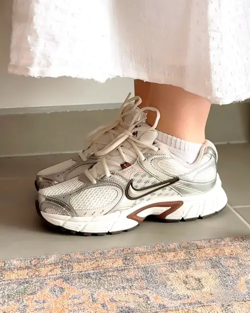 Кроссовки Nike V5 RNR W (HQ7901-102)