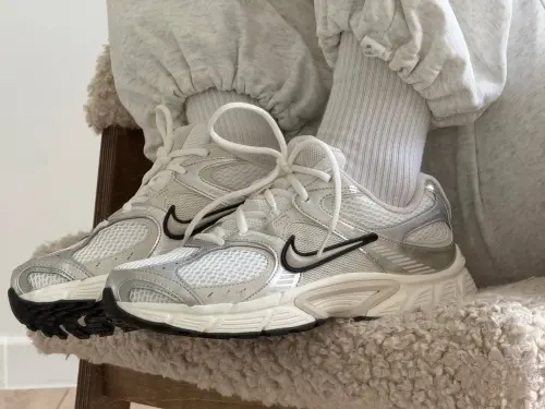 Кроссовки Nike V5 RNR W (HQ7901-104)